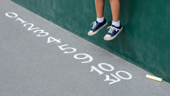 ¿Cómo se hace una recta numérica gigante con tiza en el patio para sumar y restar en 1º y 2º?