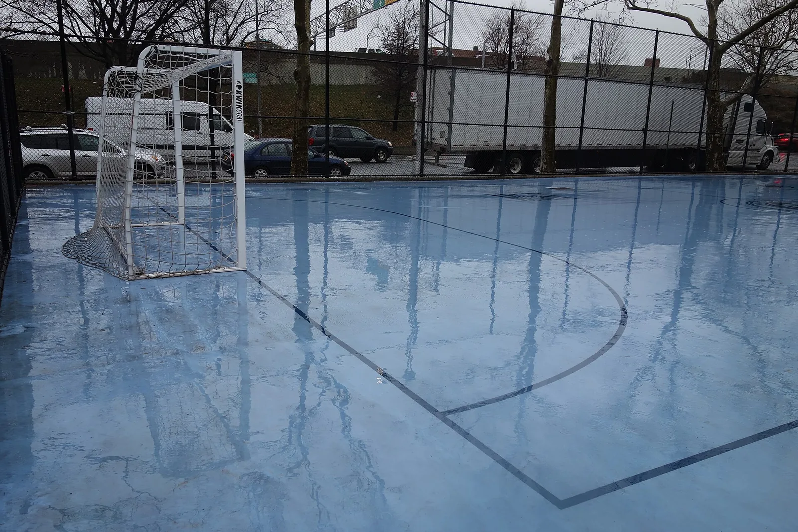 El fútbol en el centro y el resto en los bordes: medir el patio antes de repartirlo